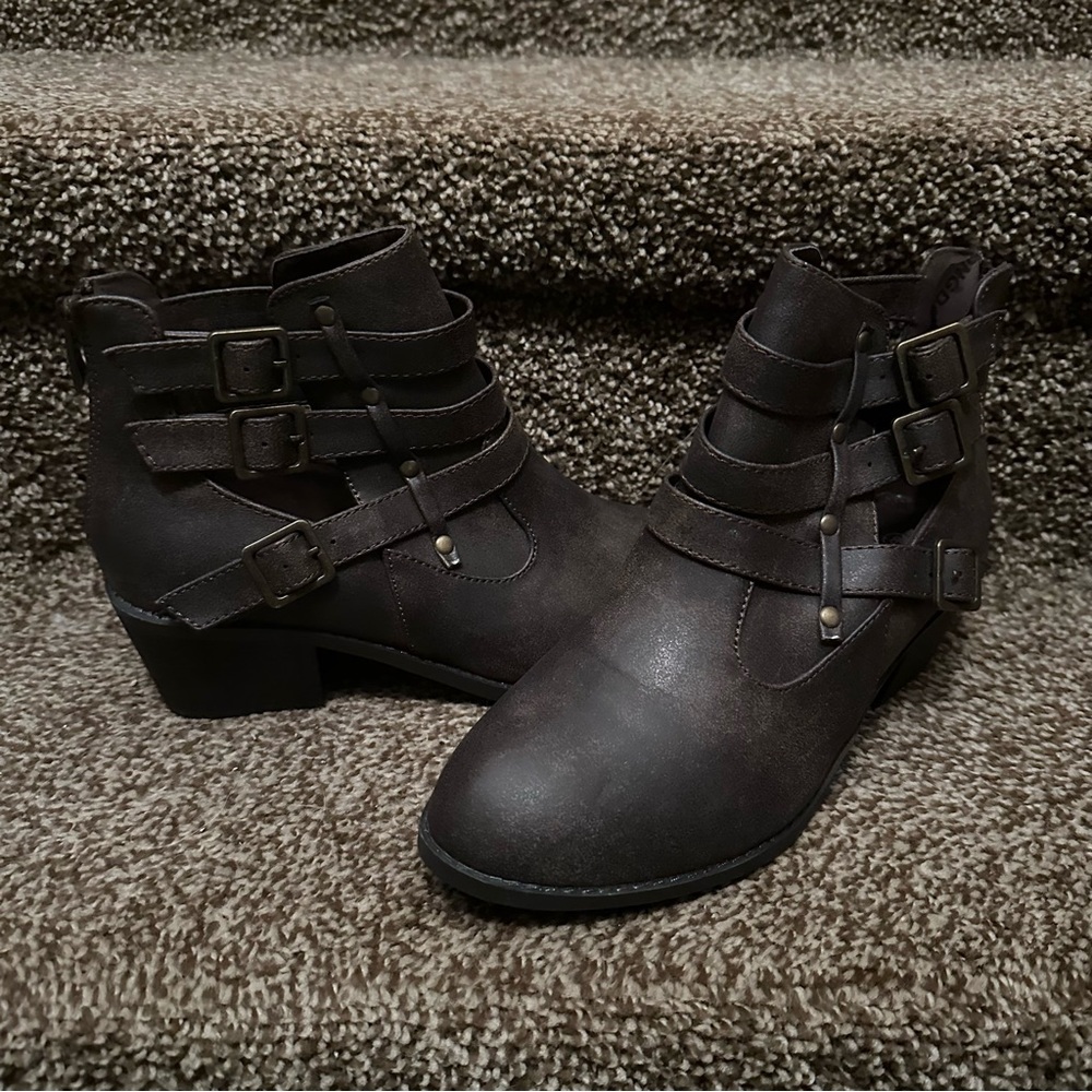 Forever Zippered Brown Booties Boots 8